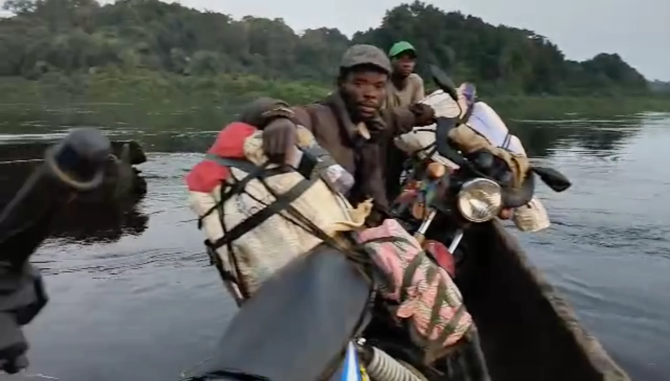 Documentary RDC photo showing field work and land recovery.